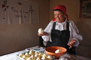 Production of traditional Trnič Cheese in Slovenia (© Development centre Litija, Slovenia)