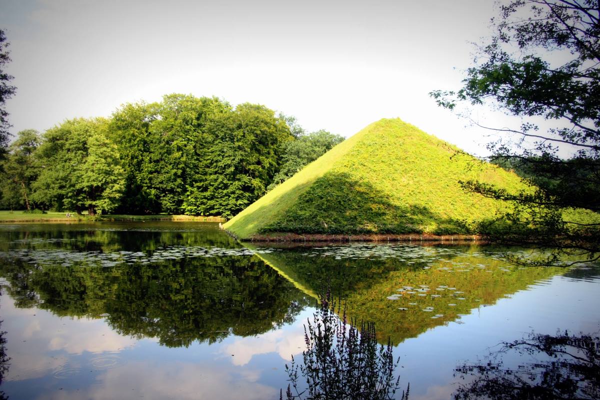 Grab-Pyramide_Tumulus_im_Park-Branitz